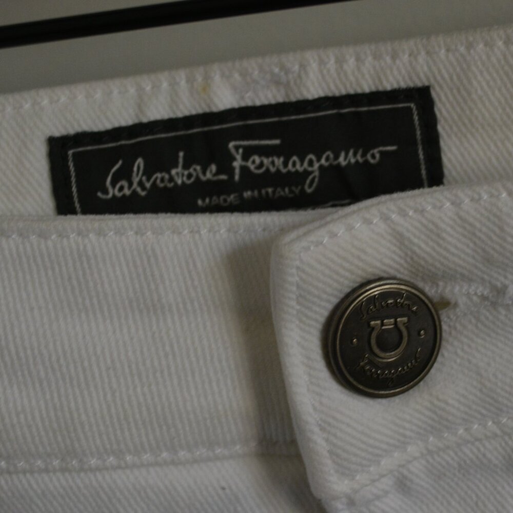 Salvatore Ferragamo Italian designer Size 50, NWT White denim jeans. broken zip!